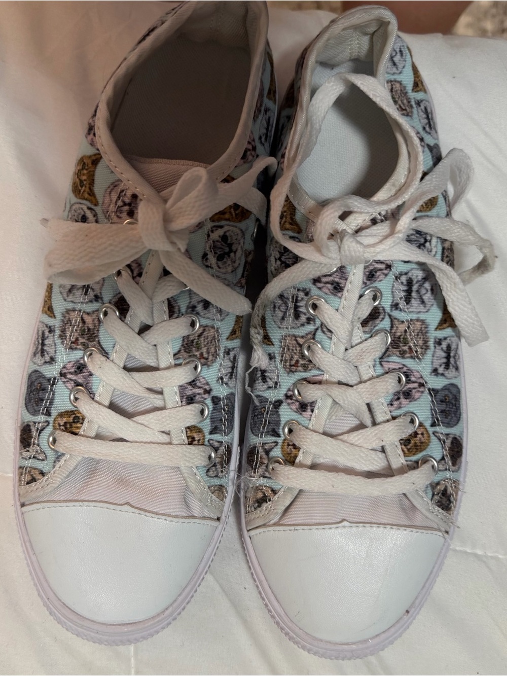 Source Unknown White Lace-Up Sneakers with Pastel Multicolor Print